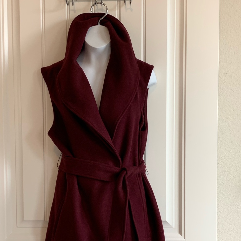 White House Black Market sleeveless blazer/coat